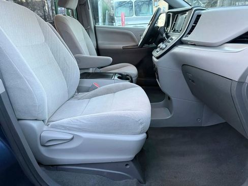 Used 2020 Toyota Sienna LE image 7