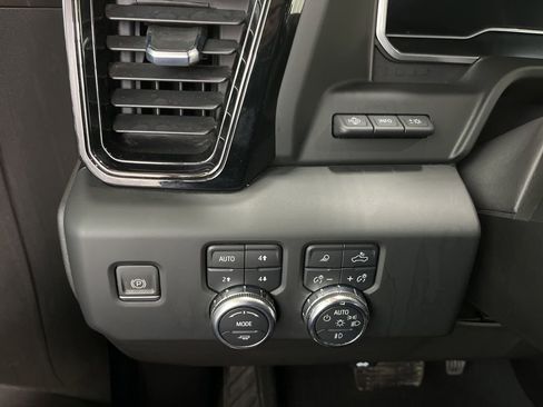 Used 2022 GMC Sierra 1500 AT4 w/ AT4 Premium Package AWD/4WD image 12
