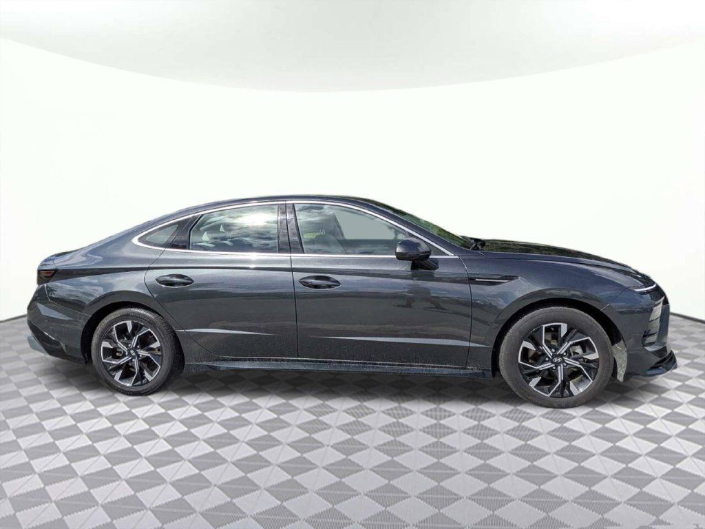 Used 2025 Hyundai Sonata SEL FWD image 2