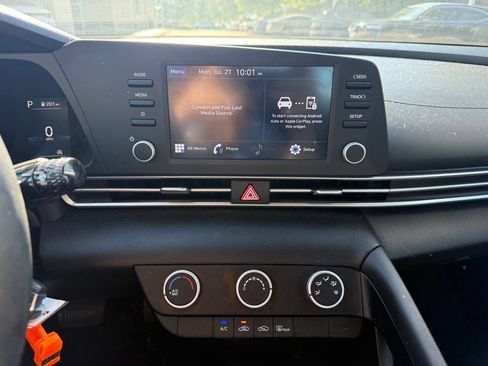 Used 2021 Hyundai Elantra SE FWD image 15