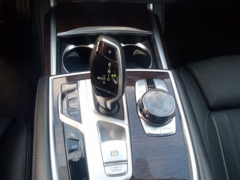 Used 2022 BMW 750i xDrive w/ Autobahn Package image 17