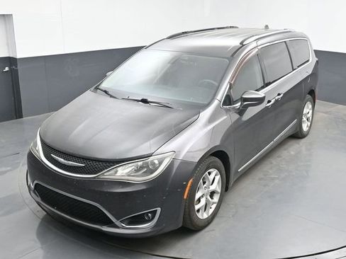 Used 2017 Chrysler Pacifica Touring-L Plus w/ Tire & Wheel Group FWD image 15