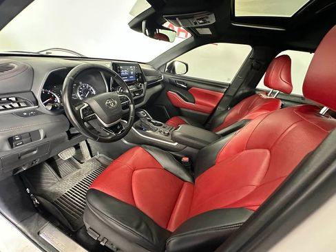 Used 2022 Toyota Highlander XSE image 16