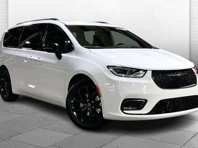 New 2026 Chrysler Pacifica Select w/ S Appearance Package