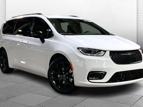 New 2026 Chrysler Pacifica Select w/ S Appearance Package image 1