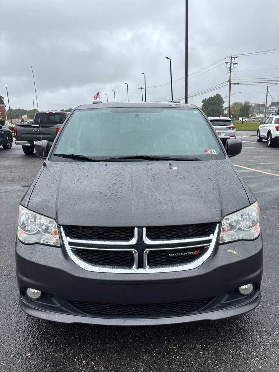 Used 2017 Dodge Grand Caravan SXT w/ Rear Park Assist Package FWD image 4