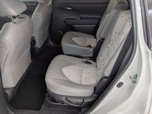 Used 2023 Toyota Highlander Bronze Edition image 14