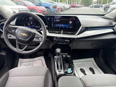 Used 2025 Chevrolet Trax LT FWD image 17