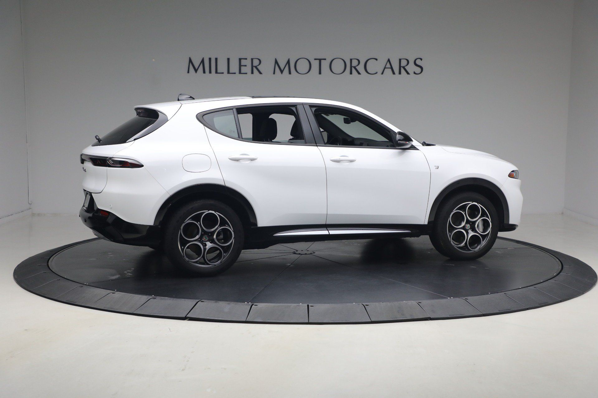Used 2024 Alfa Romeo Tonale Ti w/ Premium Interior Package AWD/4WD image 7