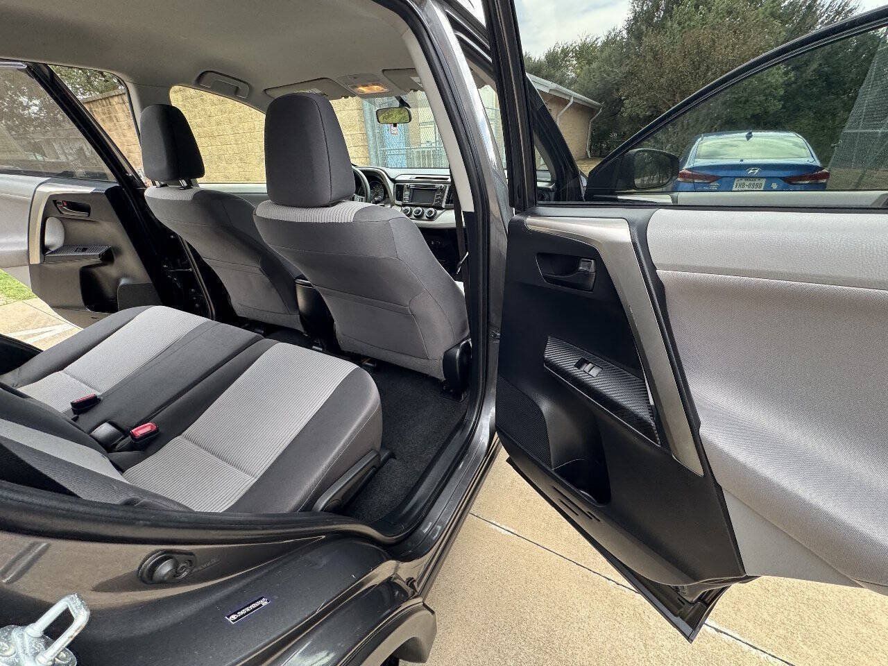 Used 2013 Toyota RAV4 LE FWD image 33