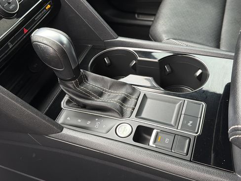 Used 2023 Volkswagen Atlas Cross Sport SE image 32