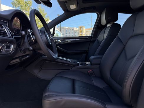 Used 2025 Porsche Macan AWD/4WD image 13