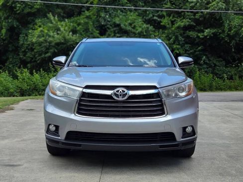 Used 2016 Toyota Highlander XLE FWD image 2