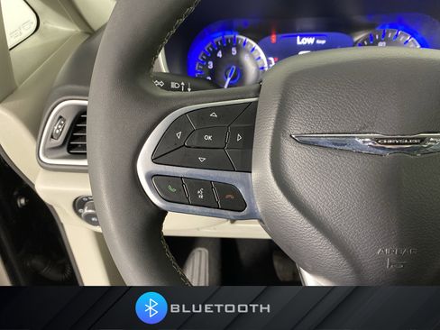 Used 2024 Chrysler Pacifica Touring-L image 22