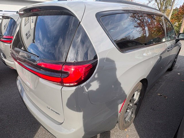 Used 2025 Chrysler Pacifica Limited FWD image 27