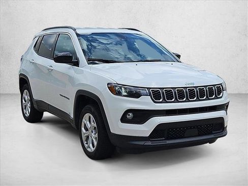 Used 2024 Jeep Compass Latitude AWD/4WD image 3