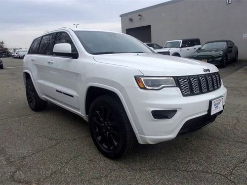 Used 2021 Jeep Grand Cherokee Laredo X image 2