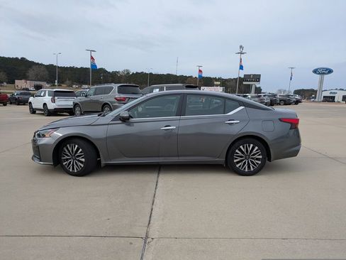 Used 2024 Nissan Altima 2.5 SV w/ SV Premium Package image 5