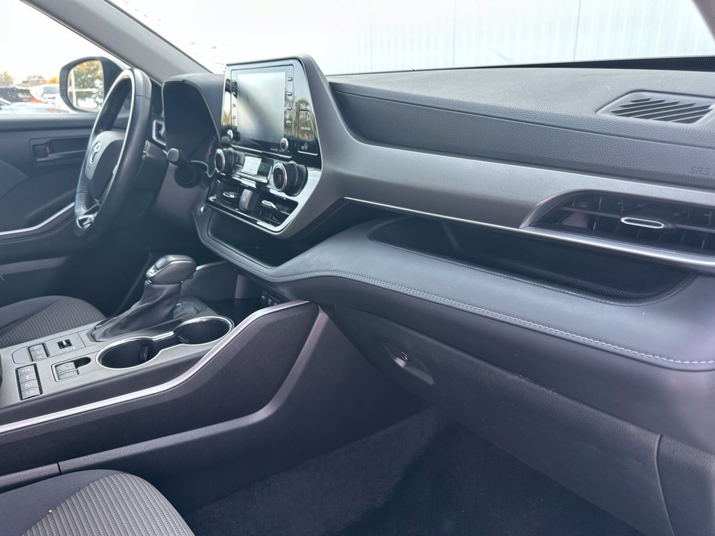 Used 2021 Toyota Highlander LE AWD/4WD image 30