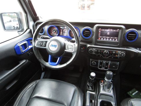 Used 2020 Jeep Gladiator Overland w/ Cold Weather Group image 9