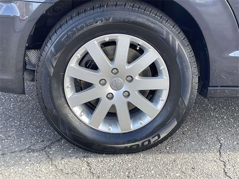 Used 2014 Chrysler Town & Country Touring image 7