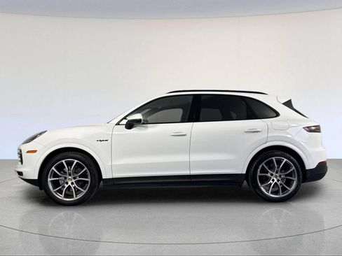 Certified 2022 Porsche Cayenne E-Hybrid AWD/4WD image 2