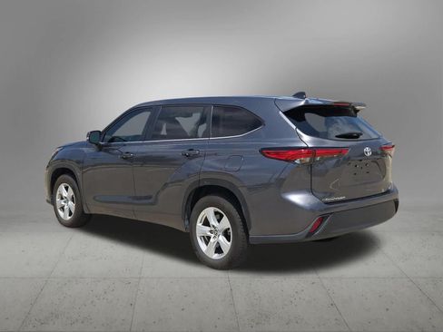 Used 2023 Toyota Highlander LE FWD image 4