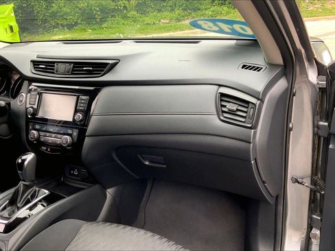 Used 2018 Nissan Rogue SV AWD/4WD image 17