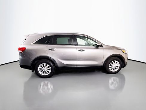 Used 2018 Kia Sorento FWD image 11