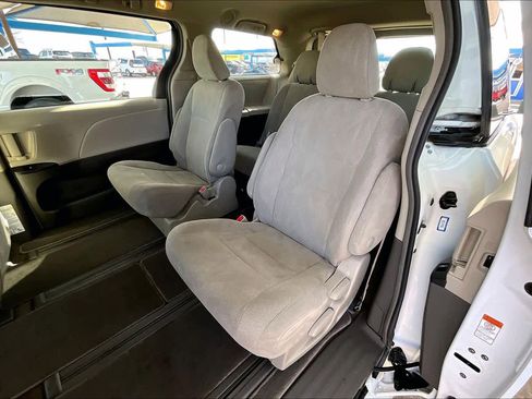 Used 2018 Toyota Sienna L image 19
