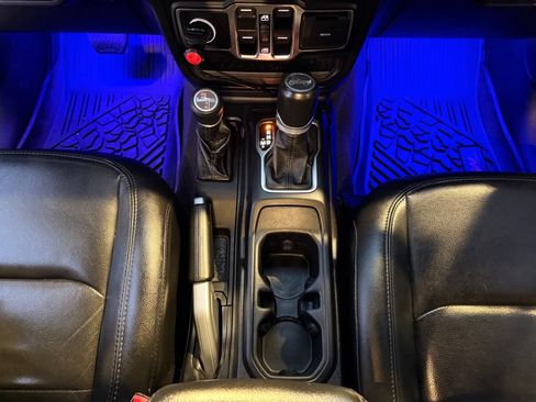 Used 2020 Jeep Wrangler Unlimited Sahara AWD/4WD image 19