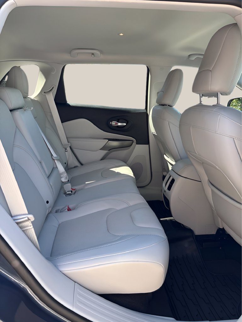 Used 2019 Jeep Cherokee Limited w/ Technology Group FWD image 17