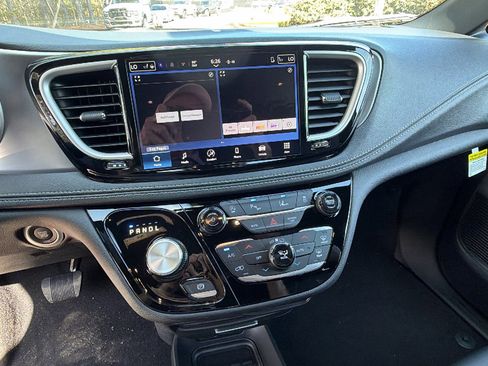 New 2026 Chrysler Pacifica Select image 27