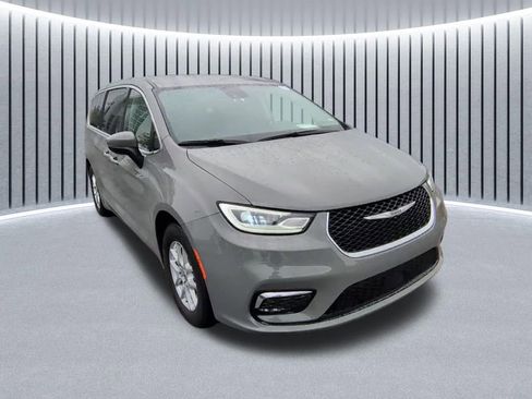 Used 2023 Chrysler Pacifica Touring-L FWD image 1