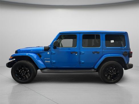 Used 2022 Jeep Wrangler Unlimited Sahara w/ Cold Weather Group image 2