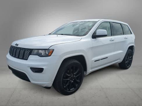 Used 2018 Jeep Grand Cherokee Altitude image 4