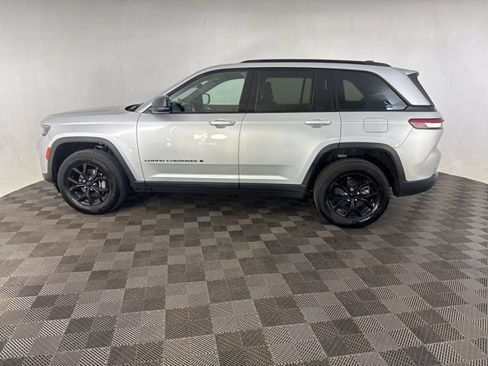 Used 2025 Jeep Grand Cherokee Altitude AWD/4WD image 11