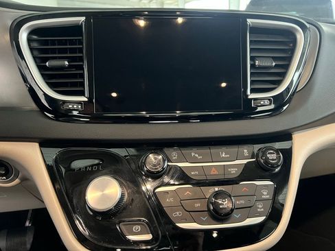 Used 2024 Chrysler Pacifica Touring-L image 12