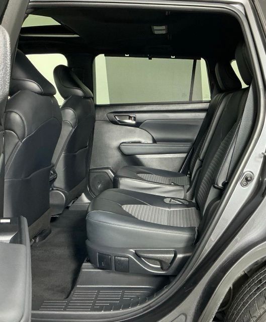 Used 2022 Toyota Highlander XSE FWD image 17
