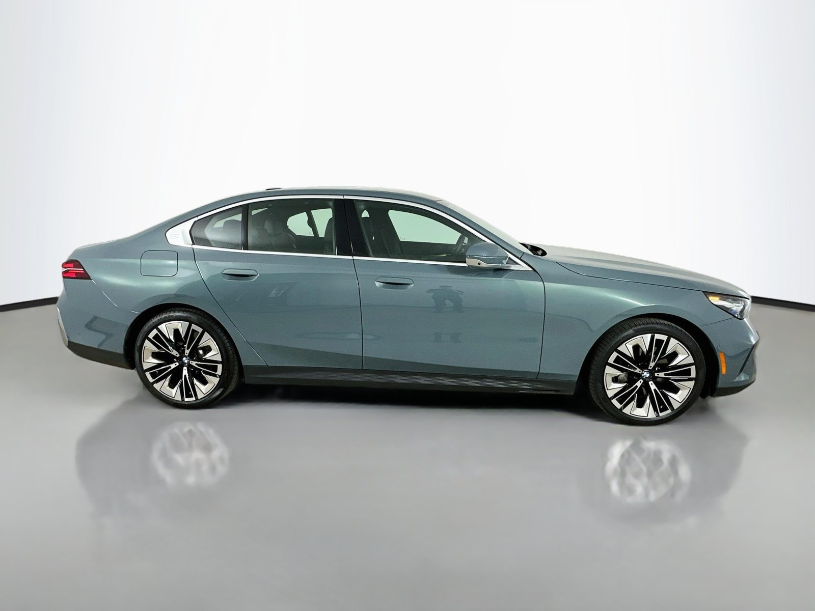 Used 2026 BMW 540i xDrive AWD/4WD image 4