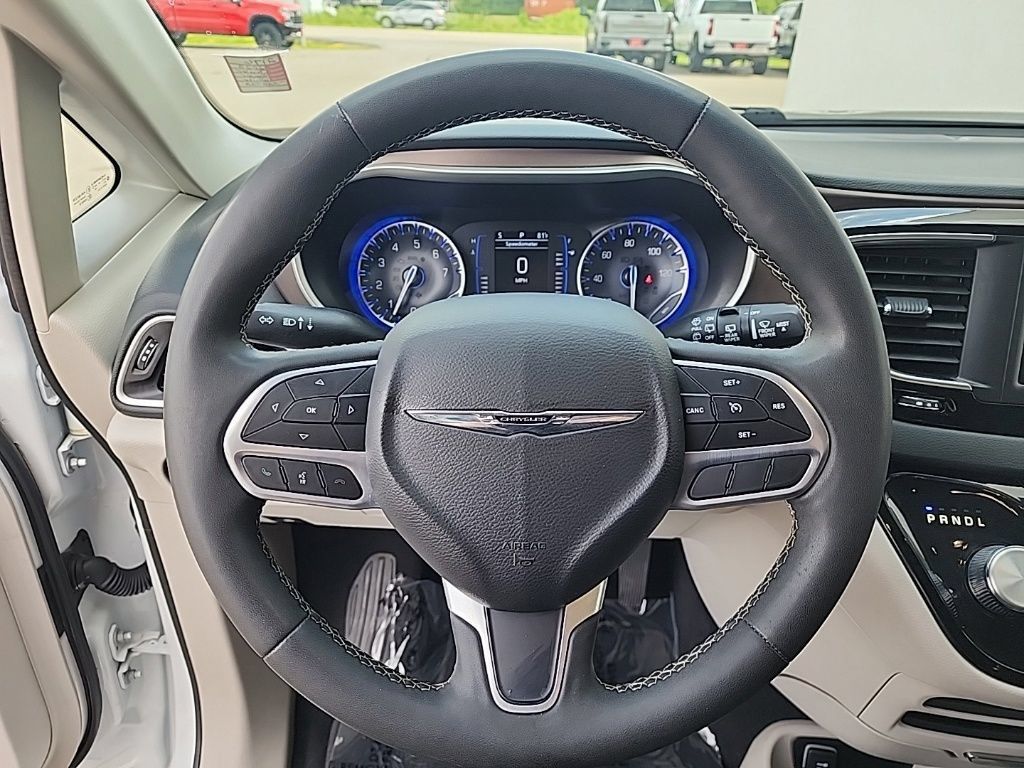 Used 2023 Chrysler Voyager LX FWD image 9