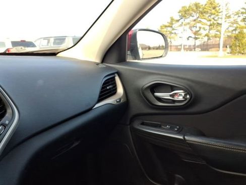 Used 2015 Jeep Cherokee Latitude w/ Cold Weather Group image 12