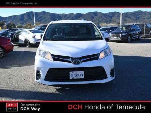 Used 2018 Toyota Sienna LE image 2