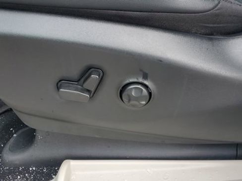 Certified 2024 Chrysler Pacifica Touring-L image 18