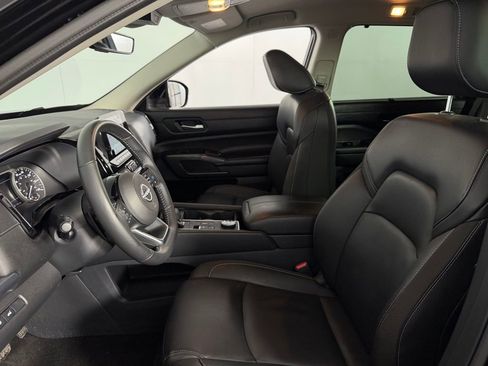 Used 2025 Nissan Pathfinder SL image 14
