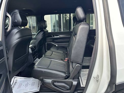 Used 2024 Jeep Wagoneer Series II w/ Flexible Seating Group AWD/4WD image 12