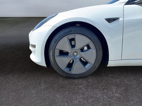 Used 2023 Tesla Model 3 Standard Range image 9