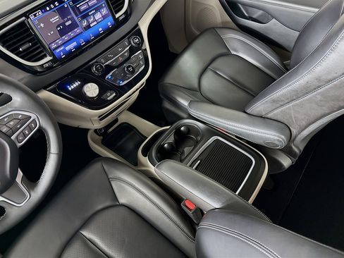 Used 2023 Chrysler Pacifica Touring-L FWD image 27