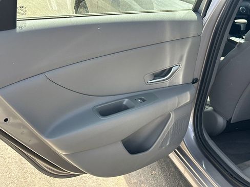 Used 2025 Hyundai Elantra SE FWD image 21