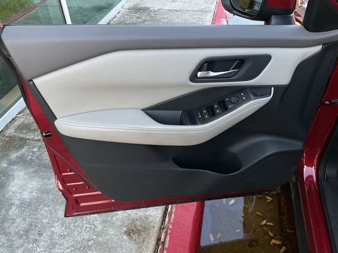 Used 2025 Nissan Rogue SV image 13